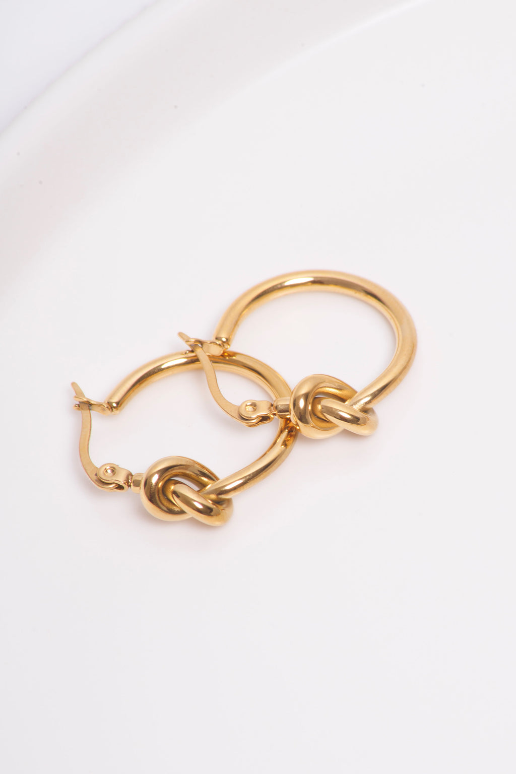 Knot hoops